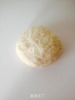 金枪鱼披萨的做法步骤：1