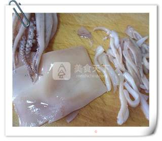 韭香鱿鱼蛏子的做法步骤：2