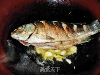 香辣鲫鱼汤的做法步骤：2