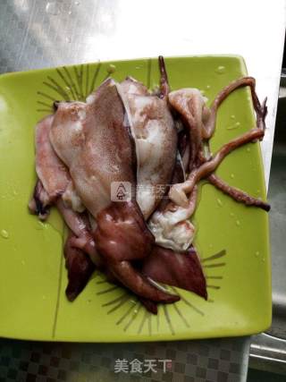电饼档鱿鱼的做法步骤：1
