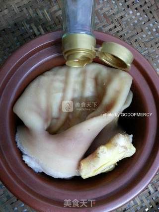 酷暑时节最经典的美容菜爆炒猪耳朵的做法步骤：4