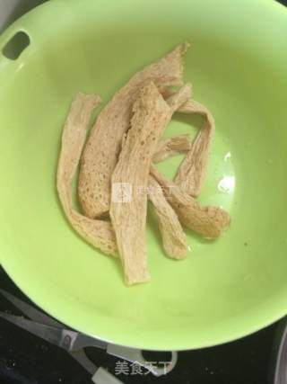 竹荪排骨冬瓜汤的做法步骤：3