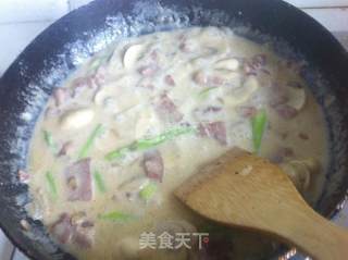 奶油蘑菇培根意面的做法步骤：9