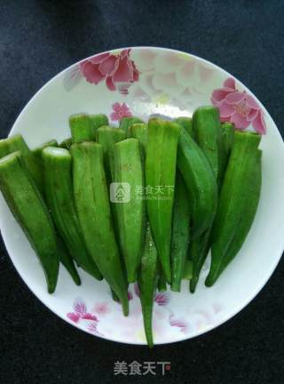 秋葵炒鸡蛋的做法步骤：1