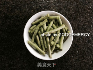 夏季瘦身不是梦：质朴美味豆角烧茄子的做法步骤：4