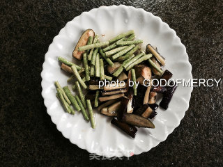 夏季瘦身不是梦：质朴美味豆角烧茄子的做法步骤：9