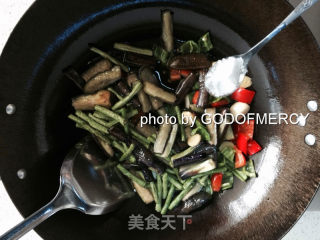 夏季瘦身不是梦：质朴美味豆角烧茄子的做法步骤：13