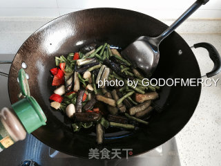 夏季瘦身不是梦：质朴美味豆角烧茄子的做法步骤：15