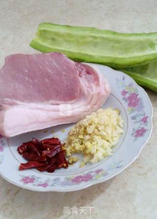 苦瓜炒肉的做法步骤：1