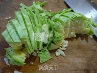 洋葱圆白菜炒米线的做法步骤：2