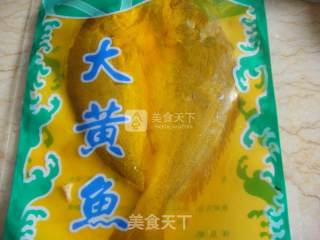 咸蛋蒸黄鱼的做法步骤：1