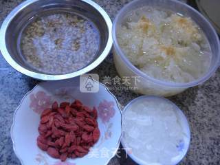 枸杞银耳薏米仁甜汤的做法步骤：1