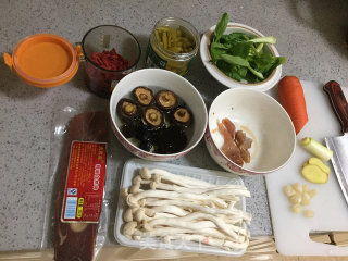 酸辣菌菇鲜蔬汤的做法步骤：1