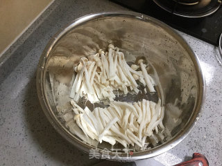 酸辣菌菇鲜蔬汤的做法步骤：2