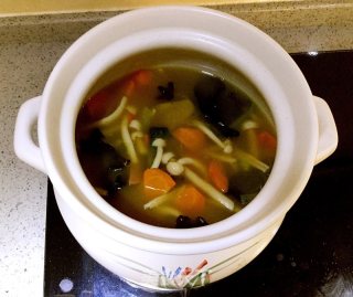 酸辣菌菇鲜蔬汤的做法步骤：5