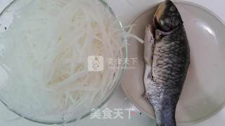 萝卜丝鲫鱼汤的做法步骤：1