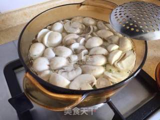 奶油蘑菇培根意面的做法步骤：3