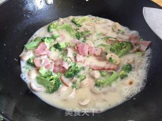 奶油蘑菇培根意面的做法步骤：6