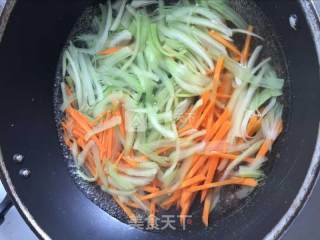 凉拌芹菜的做法步骤：3