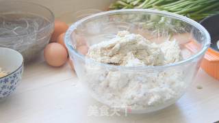 韭菜鸡蛋饼的做法步骤：1