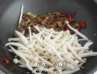 肉炒海鲜菇的做法步骤：5