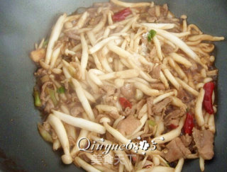 肉炒海鲜菇的做法步骤：7