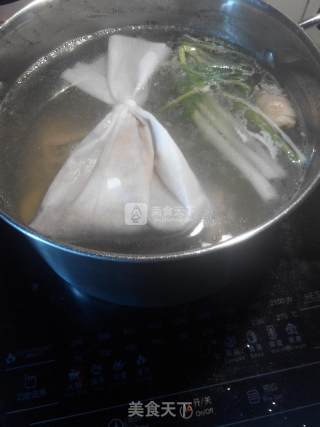 麻辣鸭脖的做法步骤：4