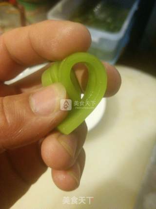 葱油莴笋的做法步骤：2