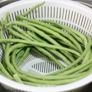 自制蒸肉粉做美食-----粉蒸豆角的做法步骤：1