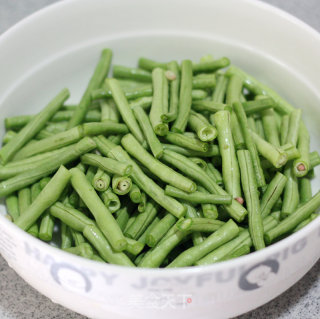 自制蒸肉粉做美食-----粉蒸豆角的做法步骤：2