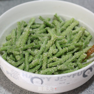 自制蒸肉粉做美食-----粉蒸豆角的做法步骤：4