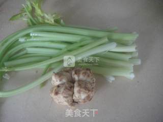 虾仁西芹百合的做法步骤：1