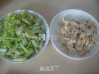 虾仁西芹百合的做法步骤：2