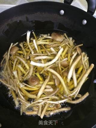 干煸茶树菇的做法步骤：5