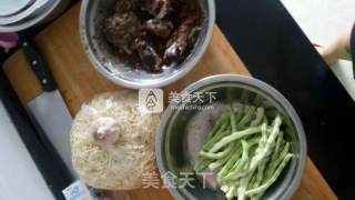 排骨豆角焖面的做法步骤：1