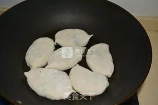 贴秋膘的韭菜合子的做法步骤：2