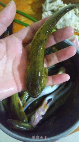胖头鱼炖手撕茄子的做法步骤：2