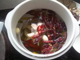 巧手制冷菜—泡椒凤爪的做法步骤：2