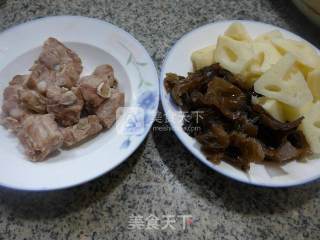 黑木耳排骨炒莲藕的做法步骤：1