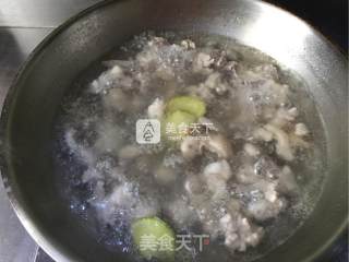 小米椒爆炒小公鸡的做法步骤：2