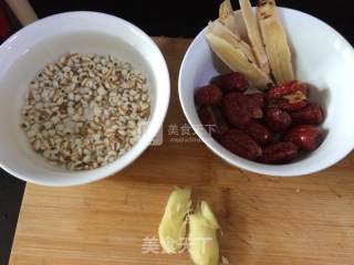 祛湿补气血乌鸡汤的做法步骤：1