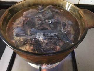 祛湿补气血乌鸡汤的做法步骤：2