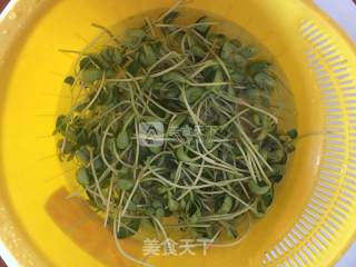 皮蛋火腿豆苗汤的做法步骤：4