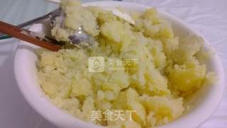 云南洋芋饼（土豆泥饼）的做法步骤：1