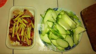 水瓜炒鸡腿肉的做法步骤：2