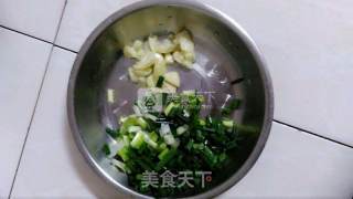 水瓜炒鸡腿肉的做法步骤：3