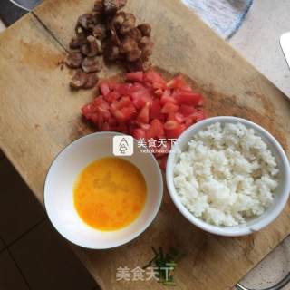 番茄香肠蛋炒饭的做法步骤：1