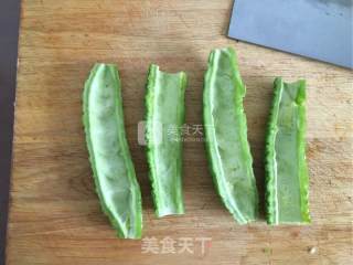 苦瓜炒蛋的做法步骤：1