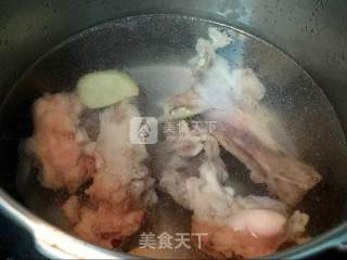 萝卜大骨汤的做法步骤：2