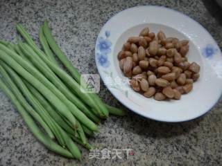 花生米炒梅豆的做法步骤：1
